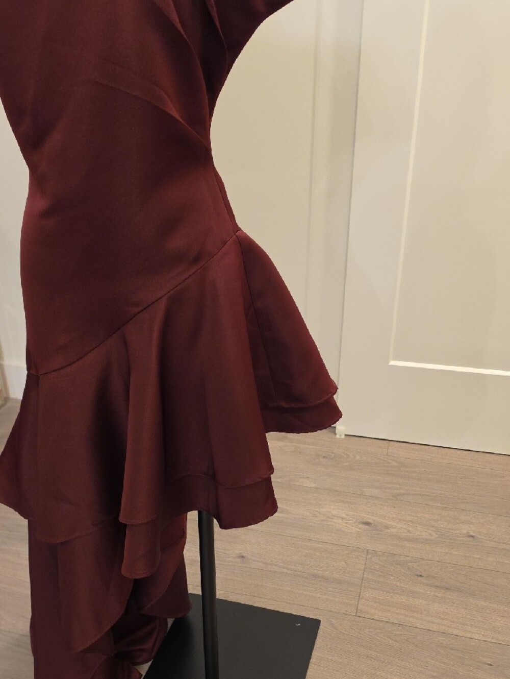Elliatt Livia gorgeous gown with a One-Shoulder Ruffle in berry size M NWTS - Picture 7 of 13